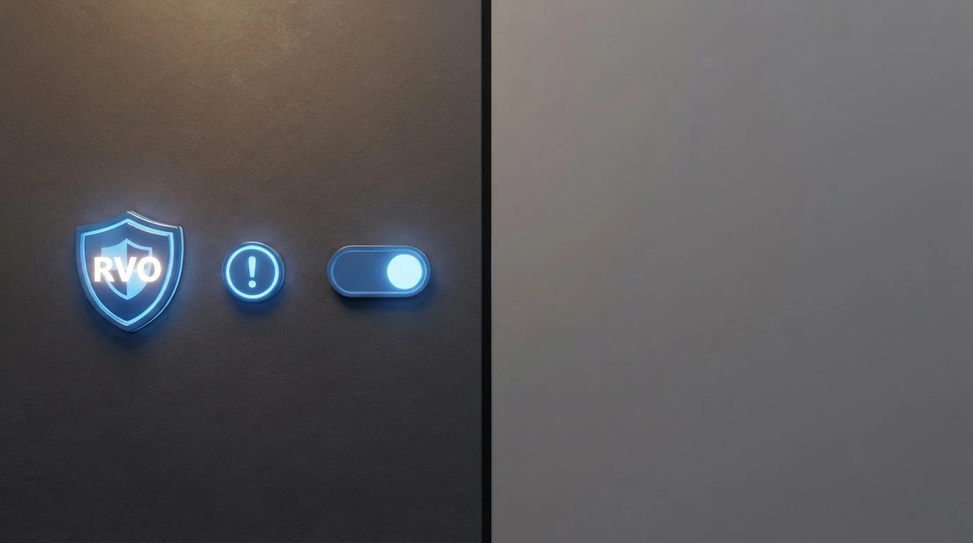 Rozcestník: vlevo modře podsvícený štít s nápisem RVO, panic button a limity; vpravo šedá prázdná plocha bez ikon